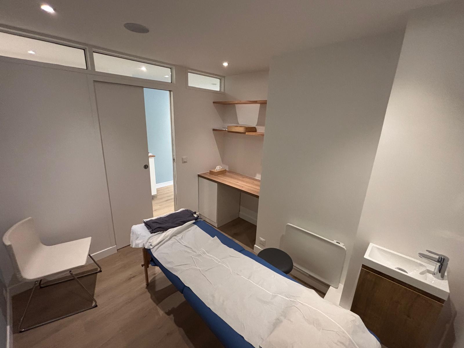 Saint-Cloud — salle de soins avec bureau après travaux