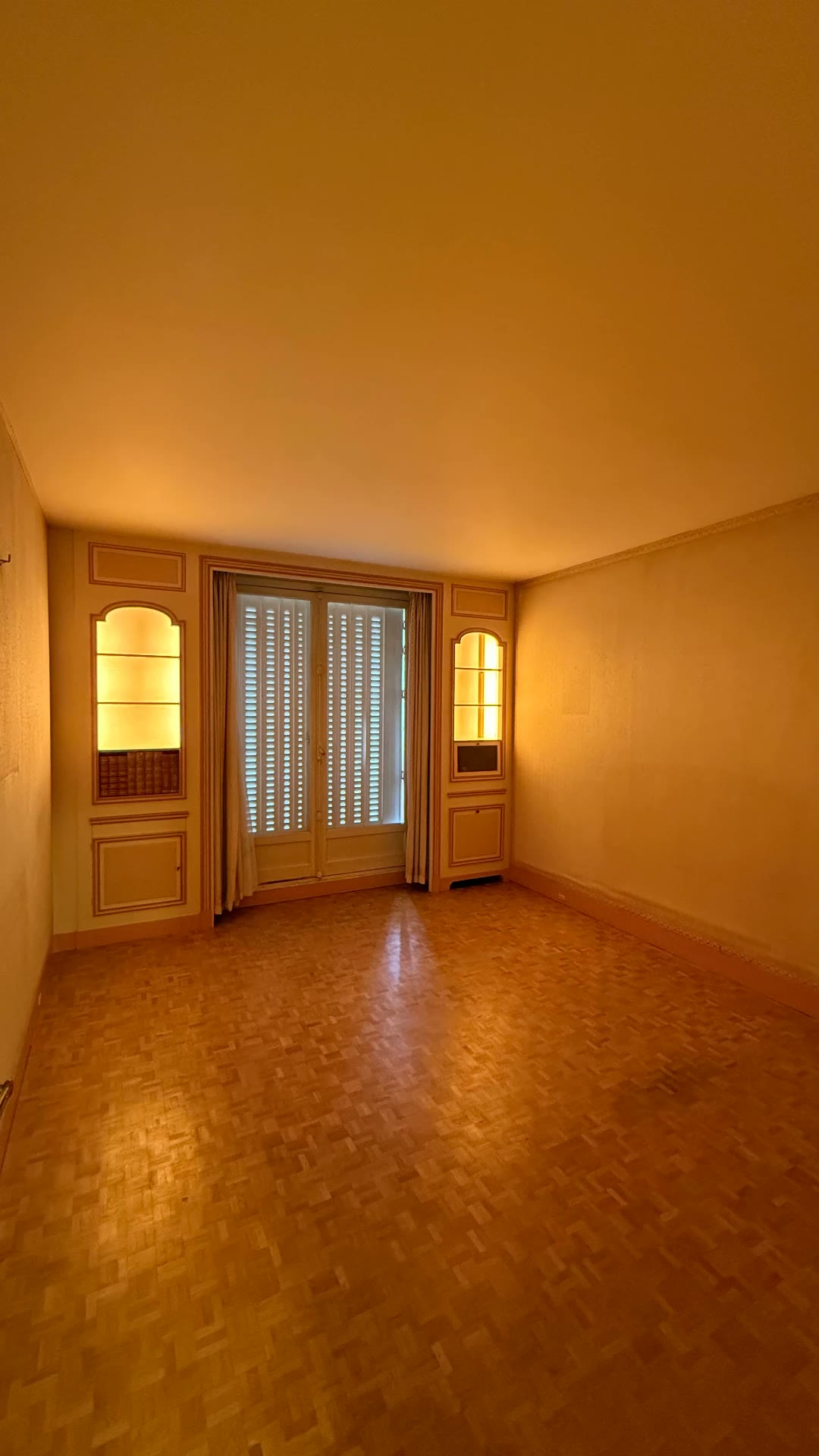 Ville-d'Avray — chambre avec boiseries avant travaux