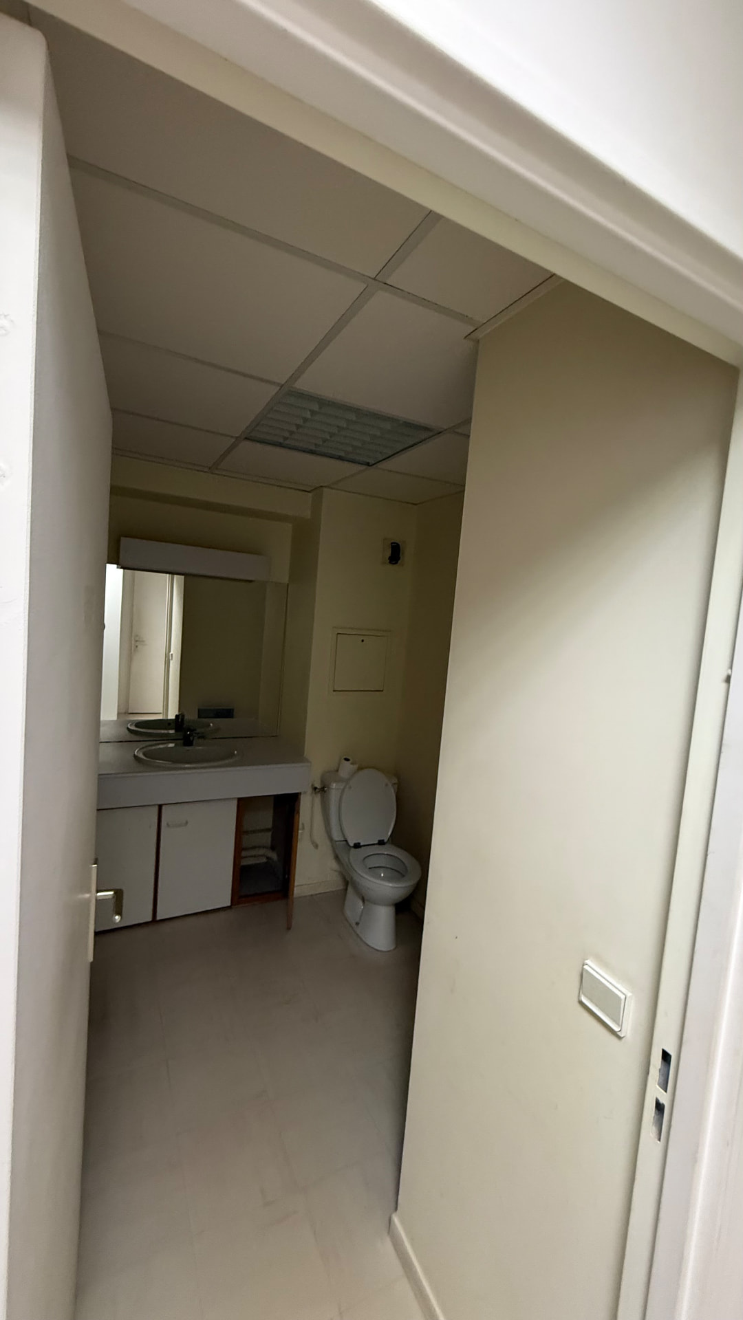 Saint-Cloud — espace sanitaire avant