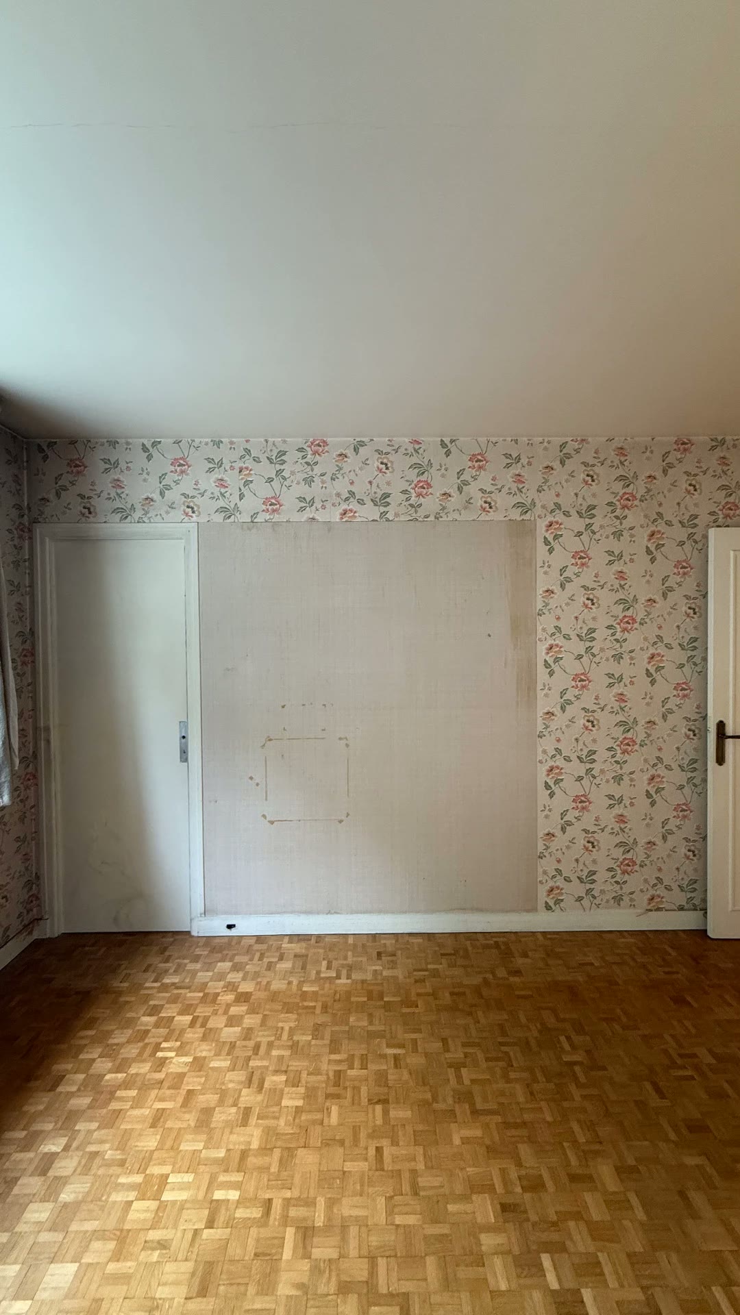 Ville-d'Avray — chambre avec papier peint avant travaux