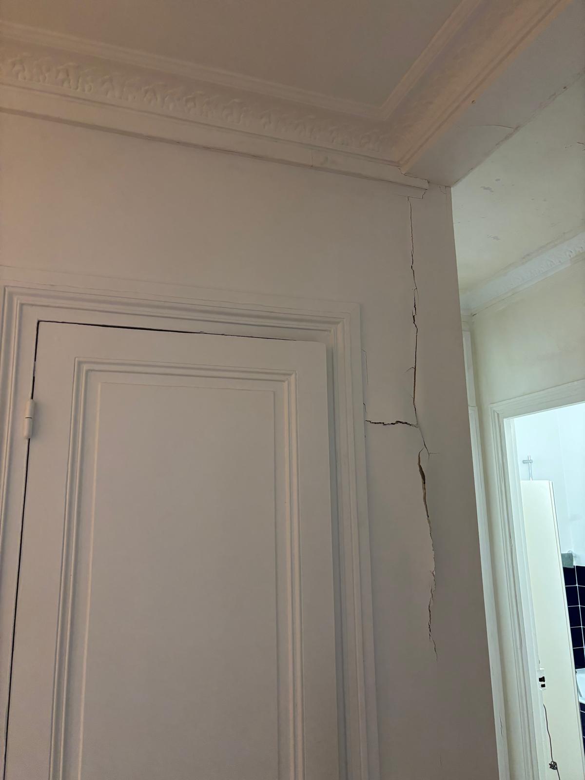 Fissure dans un mur avant travaux de remise en état