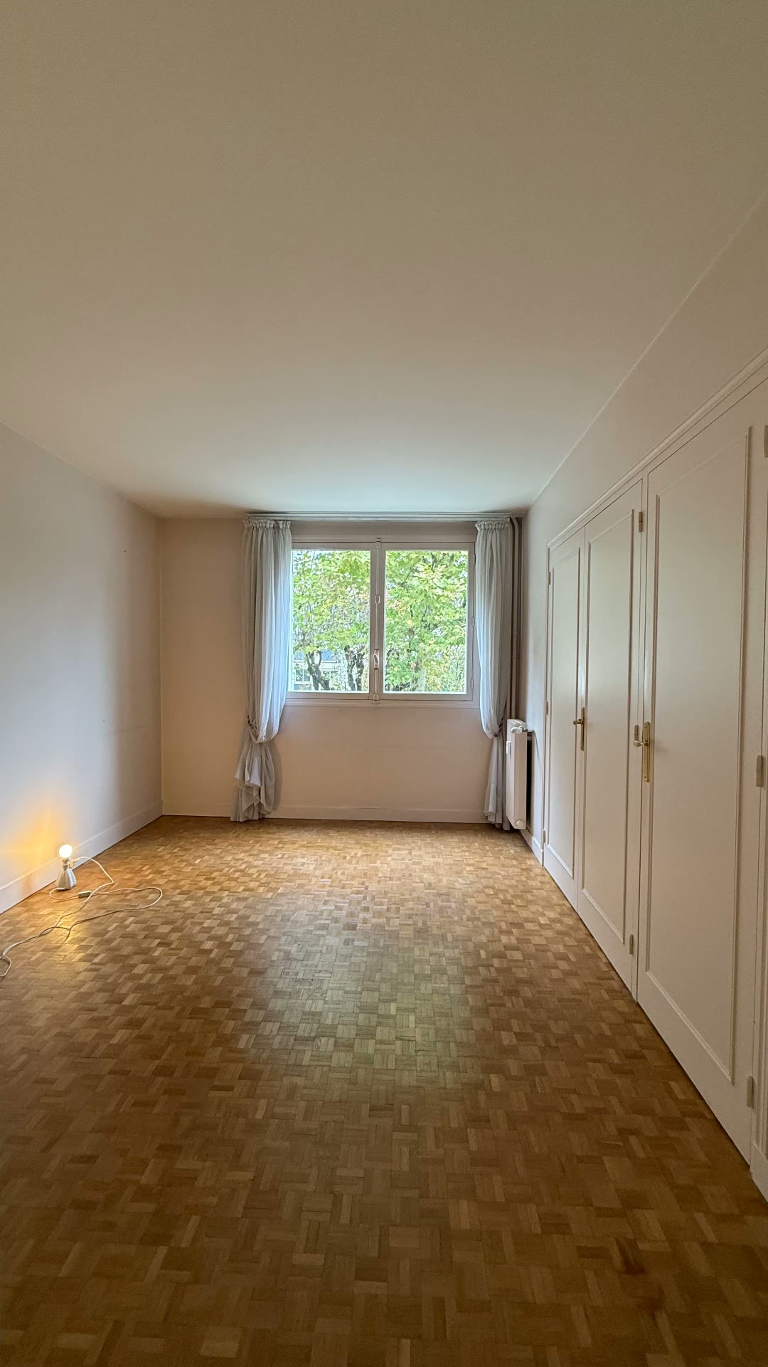 Ville-d'Avray — chambre avec placards avant travaux