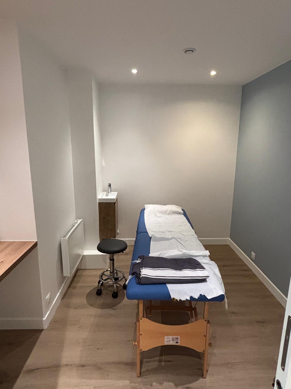 Saint-Cloud — salle de soins avec table de massage après travaux